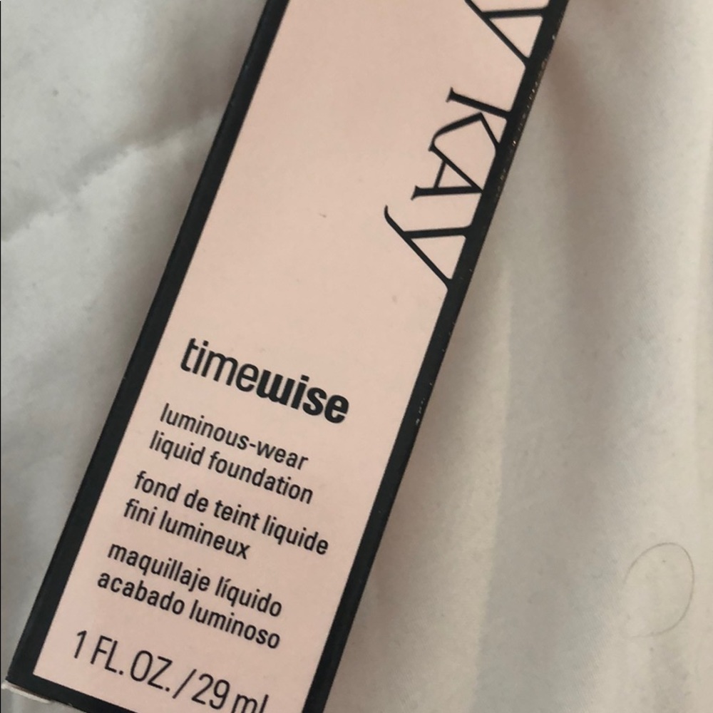 SOLD Mary Kay Timewise luminous foundation beige 5